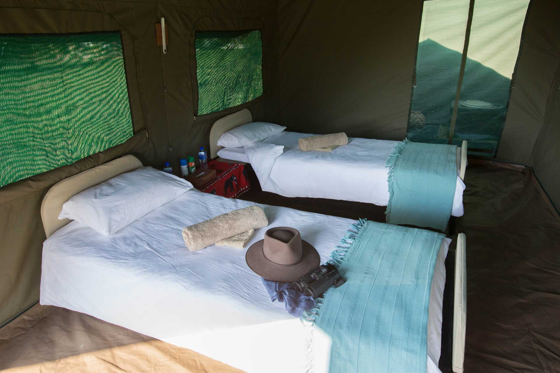 Jedes Zelt ist mit 2 Betten und einem eigenen Badezimmer mit Dusche ausgestattet.