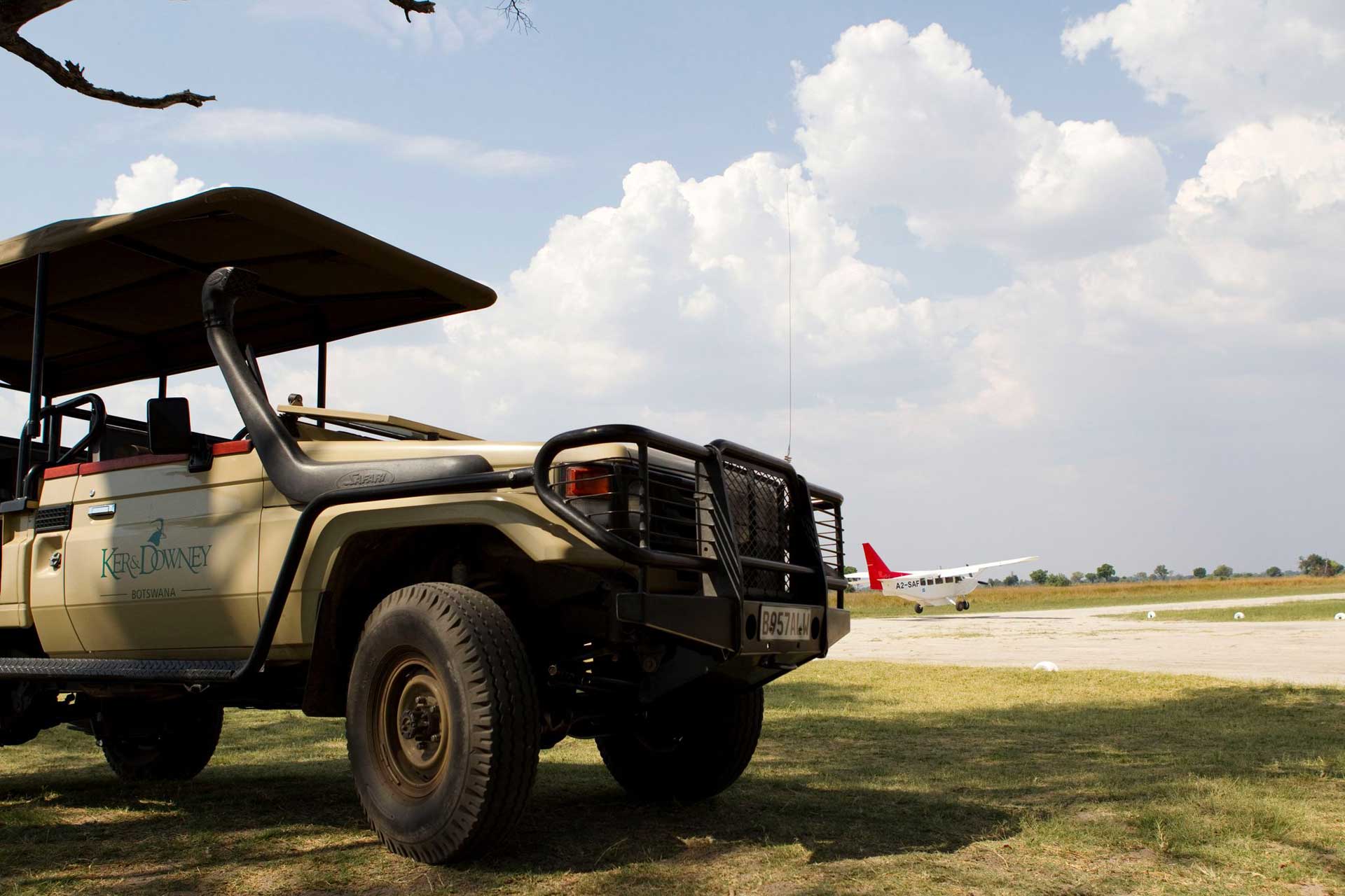 Safari Fahrzeug am Flugplatz