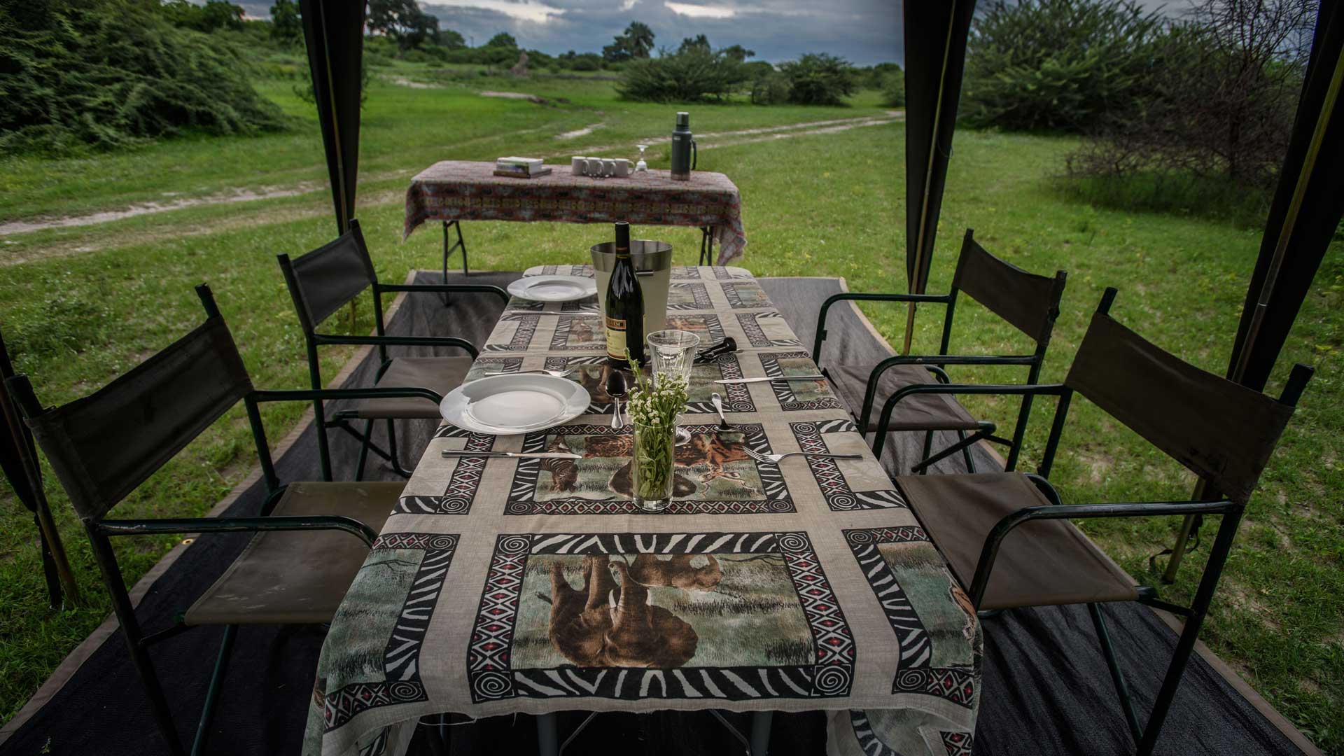 Essen im Dining Zelt mitten in der Wildnis