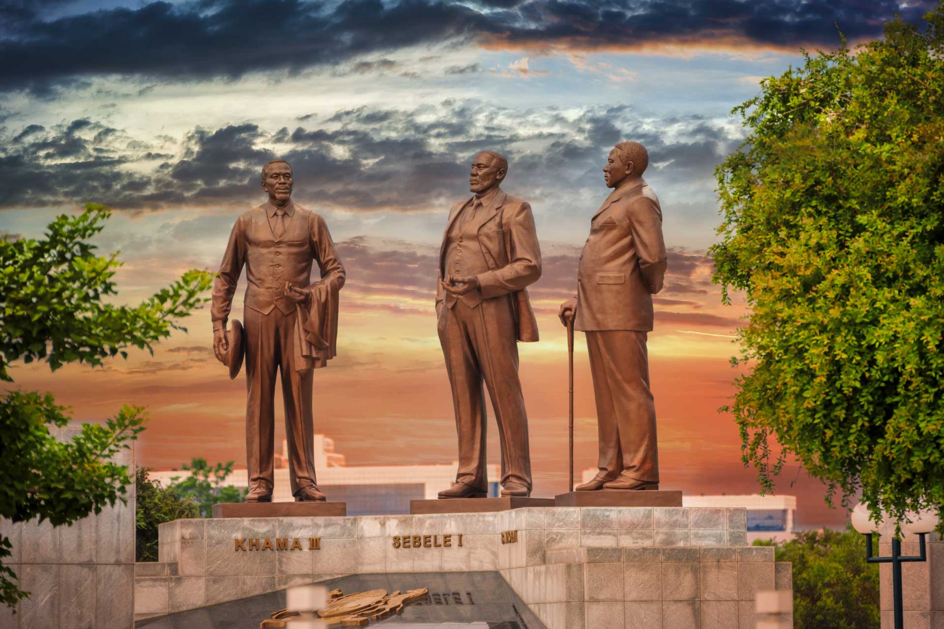 Elefantenherde während einer Bootssafari, Authentic Botswana Tours
